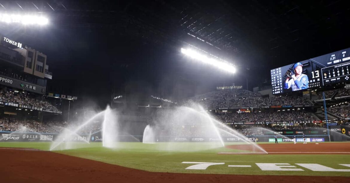 試合中に外野の芝生用スプリンクラーが突然作動 日本ハム―ソフトバンク戦、水を差される - 産経ニュース