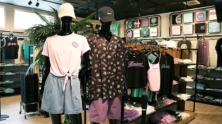 マリーンズストア ミュージアム店。BSW限定アパレルグッズがずらり ©PLM