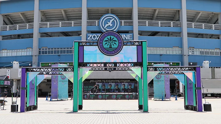 ZOZOマリンスタジアム 正面の装飾がBSW仕様に ©PLM
