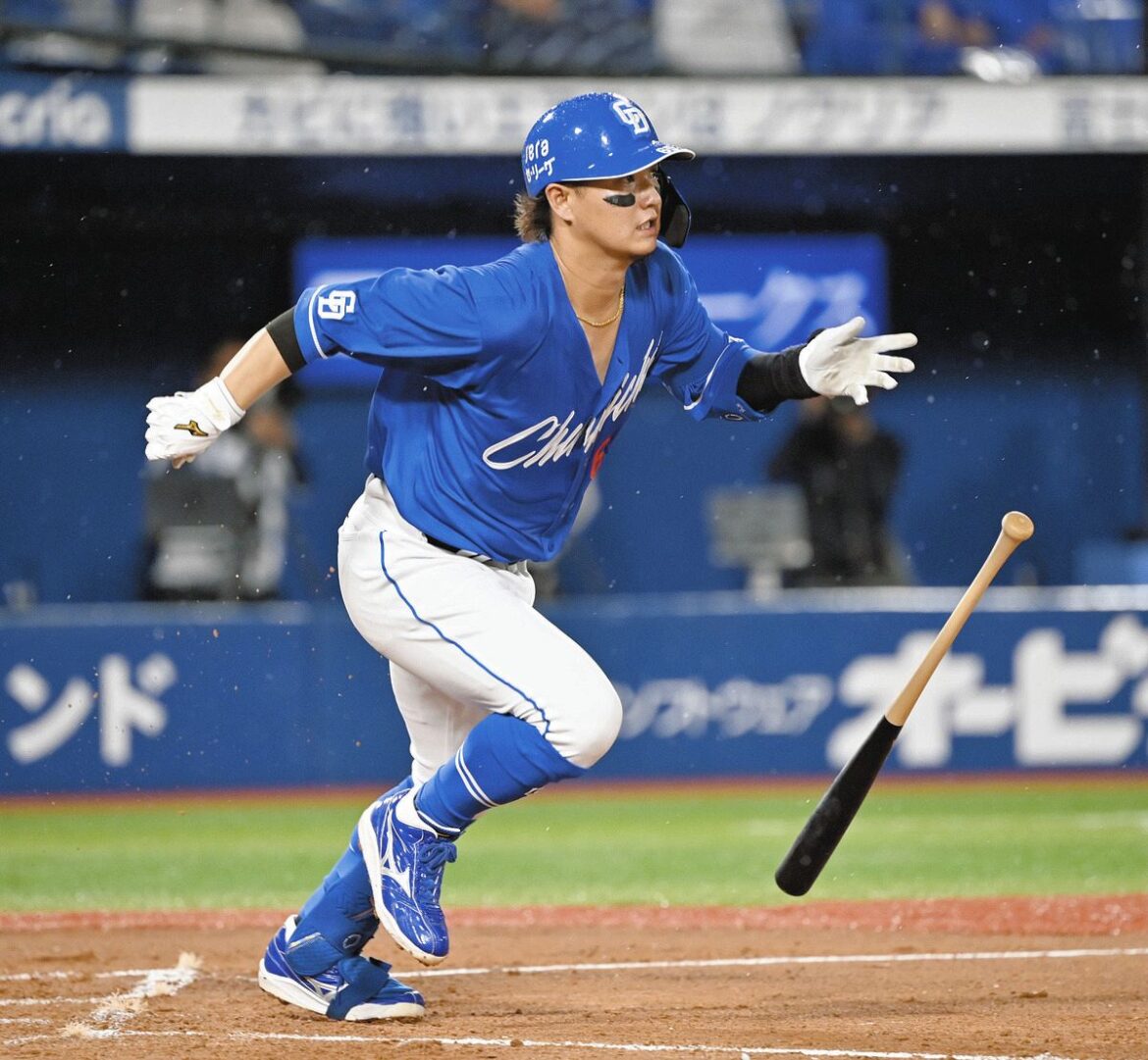 ８回表無死、佐藤が右前打を放つ