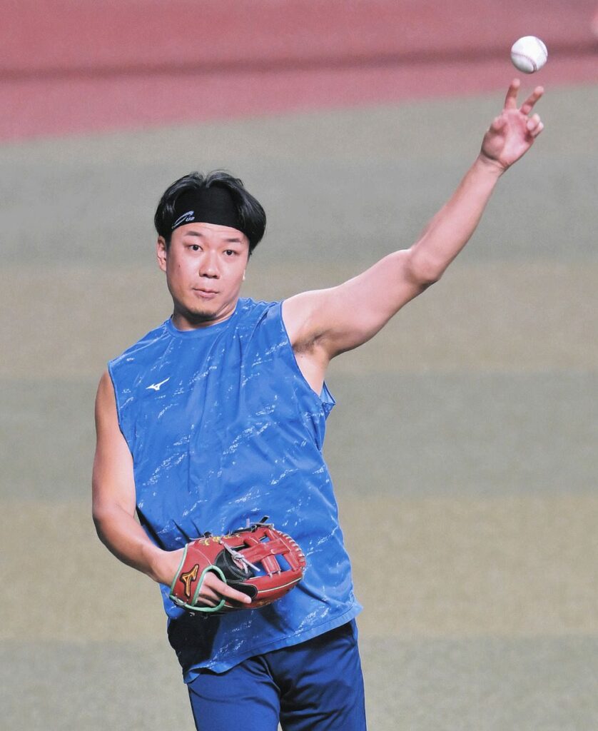 完投勝利から一夜明けてキャッチボールする大野