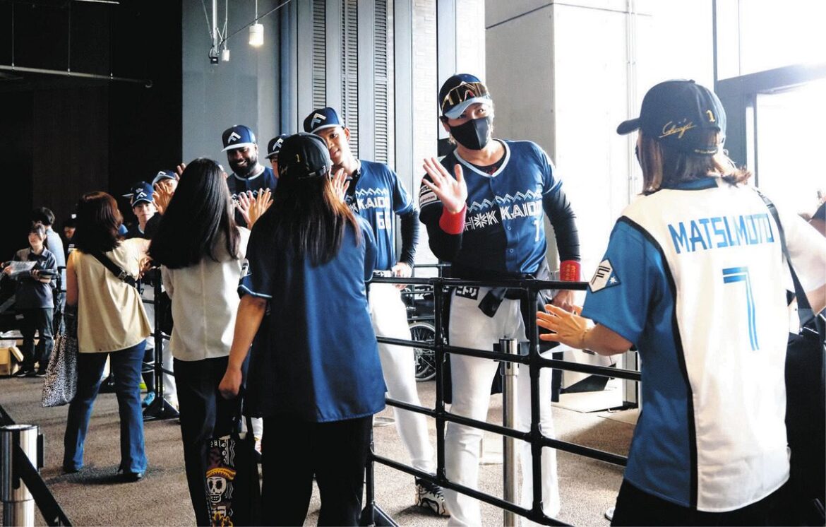 首位攻防戦第１ラウンドを前に、ファンをハイタッチで出迎える新庄監督（右から２番目）とスタメン予定の野手たち