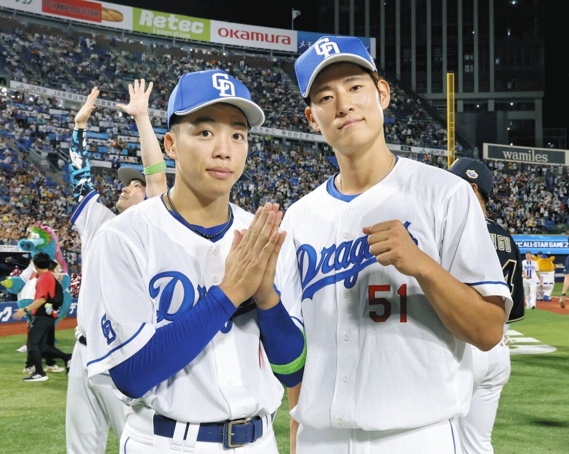 試合後、ポーズをとる上林（右）と岡林