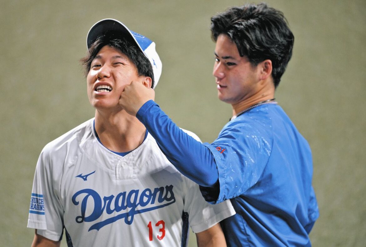 「パンチさせるので撮ってください」と、金丸（右）にパンチされる橋本