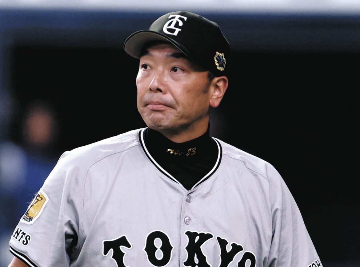 ６回の攻撃を終え、選手交代を告げた巨人・阿部監督