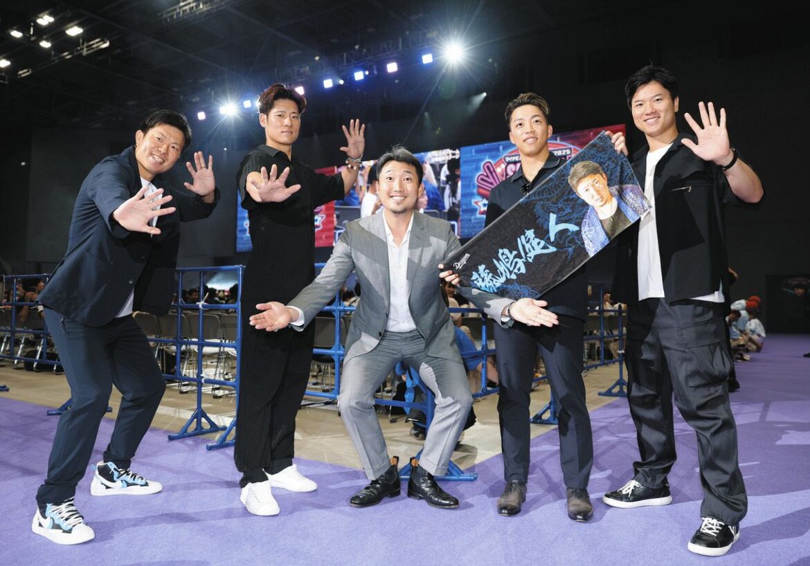 私服姿でポーズを決める（左から）松葉、上林、藤嶋、岡林、清水