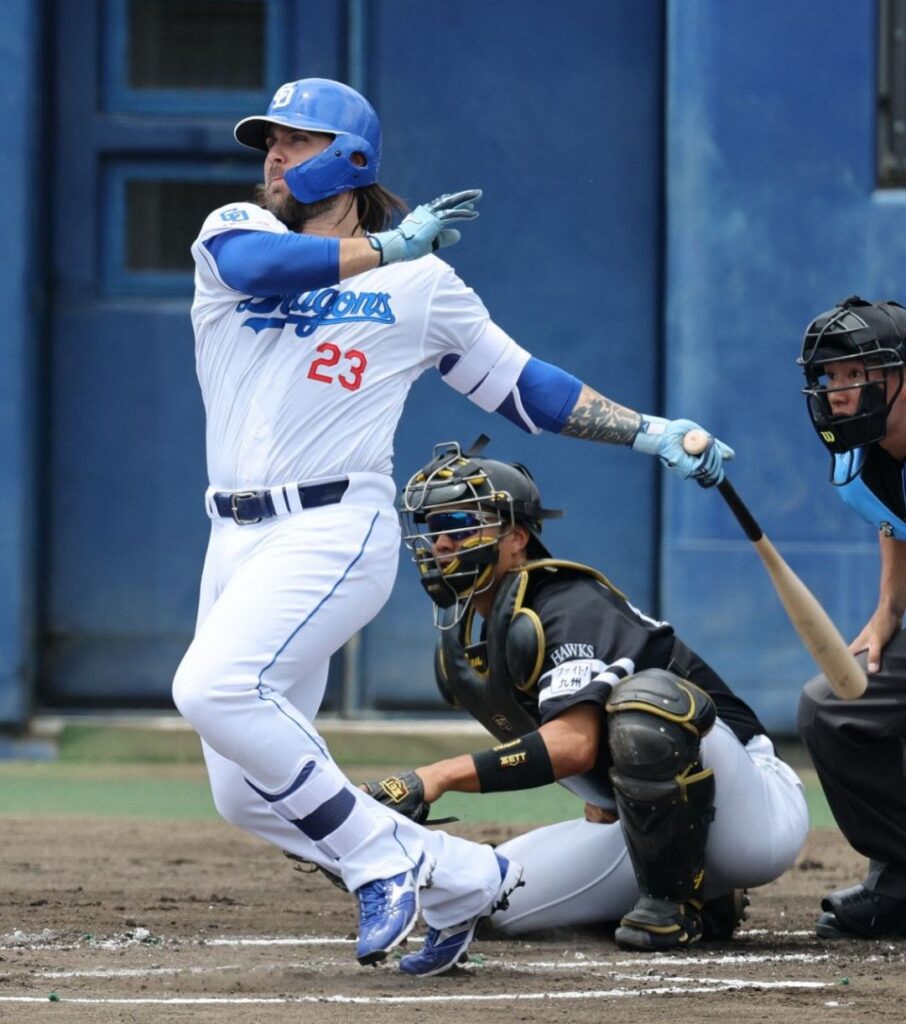 中日新外国人・チェイビス、2軍戦で来日初安打…ソフトバンク・上茶谷の直球を中前に運ぶ、通算3打席目で快音:中日スポーツ・東京中日スポーツ – 中日新聞Web 1回、中前打を放つ中日・チェイビス。捕手大友