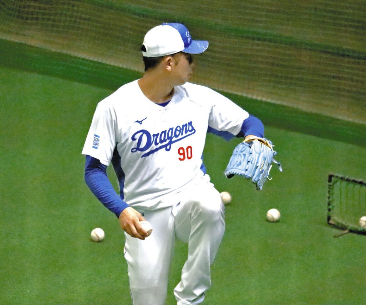 ネットに向かって投げ込む松山