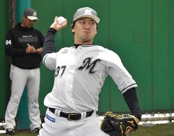  ブルペンで投球練習するロッテ・小野郁［撮影＝岩下雄太］ 