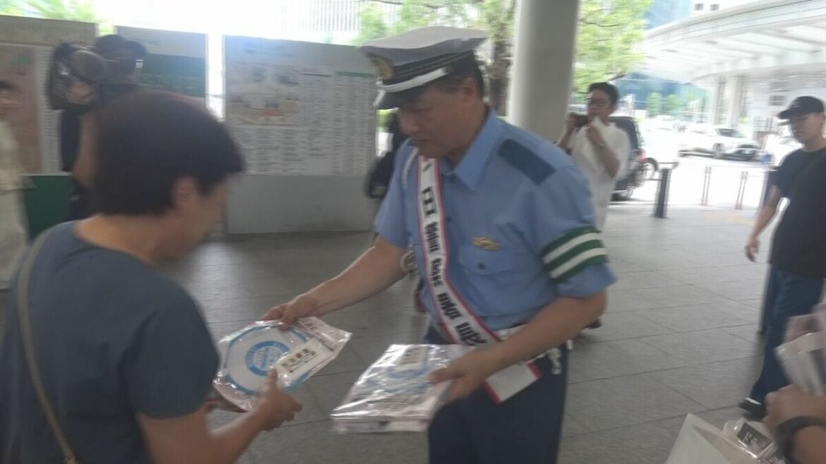 中日ドラゴンズ元監督の与田剛さんが一日警察署長に 自転車のヘルメット着用などを呼びかけ 愛知県内で発生した事故の約8割が未着用 (2025年7月15日) - エキサイトニュース