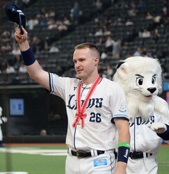5月度大樹生命月間MVPの表彰を受け、スタンドに手を振る西武・ネビン(撮影・冨永豊)