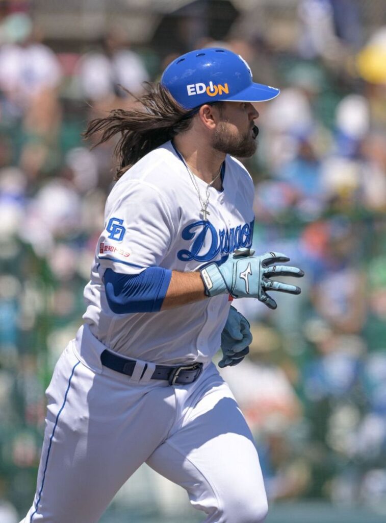 ３回、左飛に倒れる中日・チェイビス