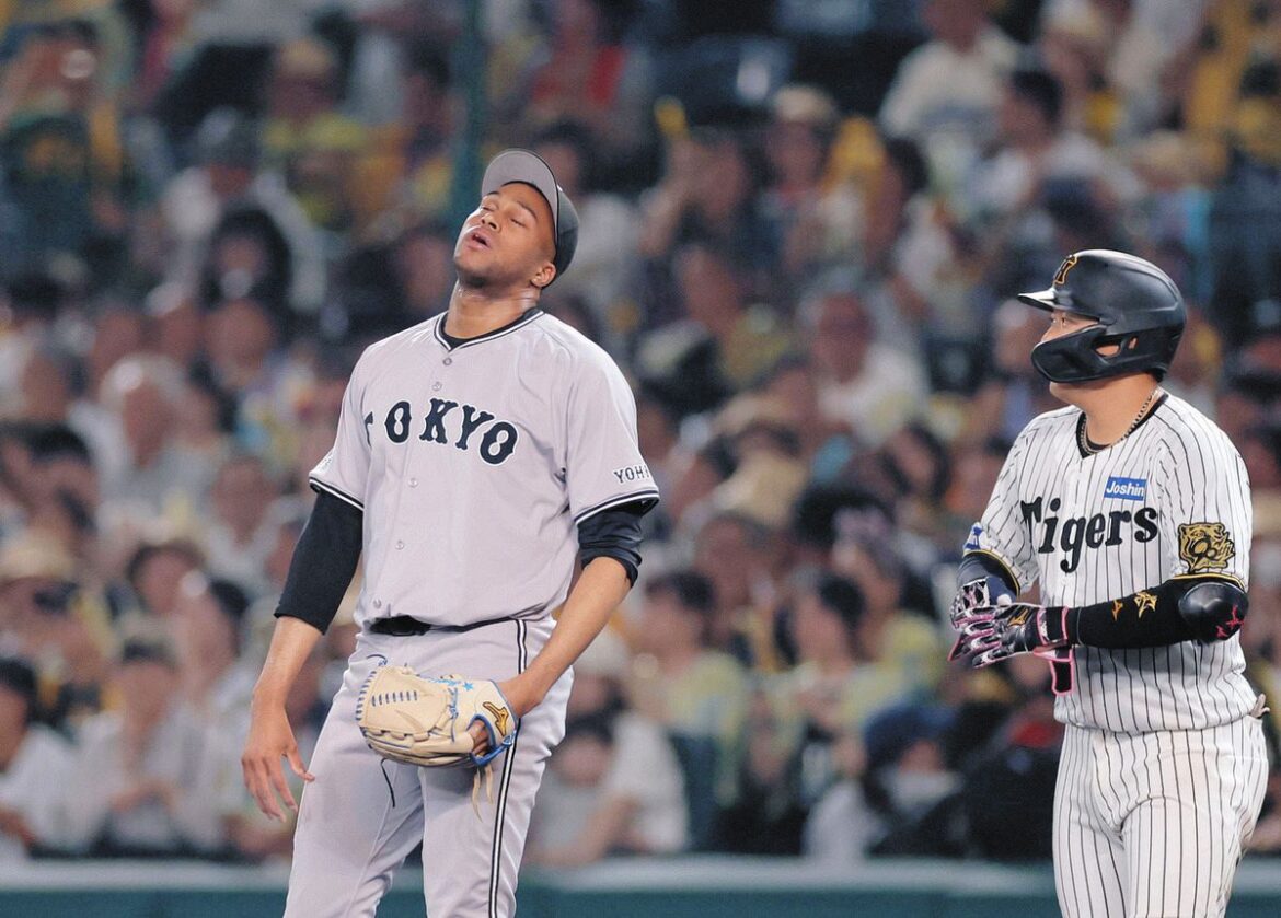阪神―巨人　９回裏無死一、二塁、大山（右）の内野安打で満塁となり、肩を落とす巨人・マルティネス