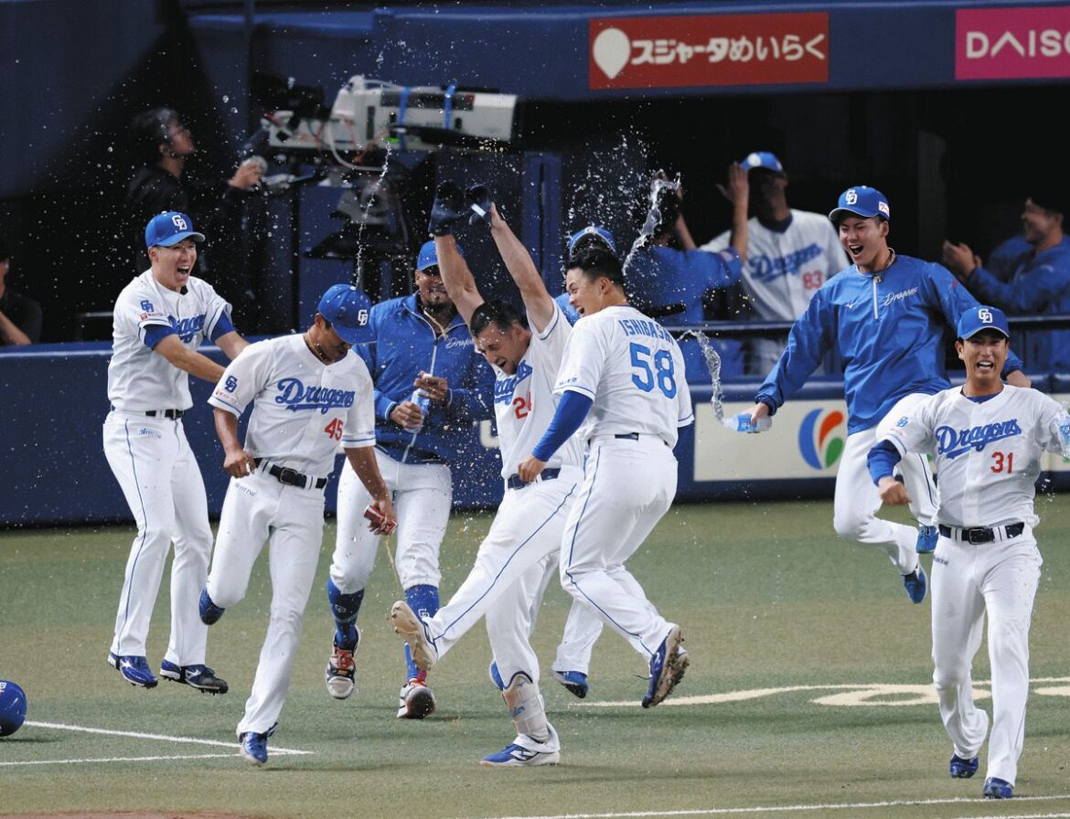 １０回裏、ボスラー（左）がサヨナラの中犠飛を放ち、祝福に駆け寄る金丸（右）