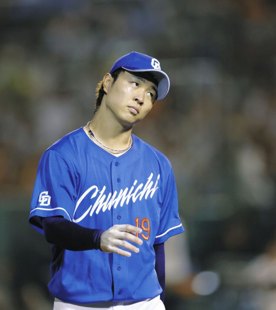 ５回裏を終え、ベンチに戻る高橋宏