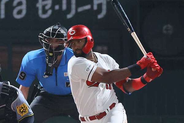 広島ベンチに突如“外国人キャッチャー”出現で笑撃「これは強打の捕手」 降雨中断中にまさかの出来事 – au Webポータル 広島ベンチに突如“外国人キャッチャー”出現で笑撃「これは強打の捕手」 降雨中断中にまさかの出来事 - au Webポータル