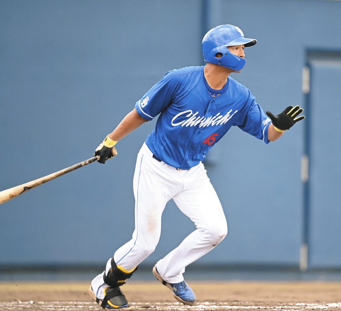 ８回表２死二、三塁、土田が右越えに２点三塁打を放つ