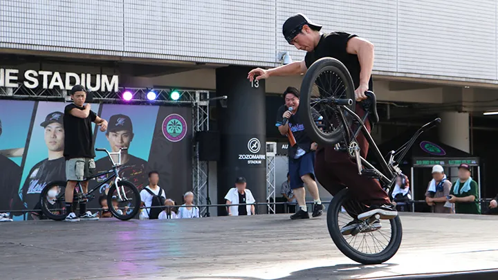 「CHIMERA BMX FLATLAND BATTLE」で技を競い合う ©PLM