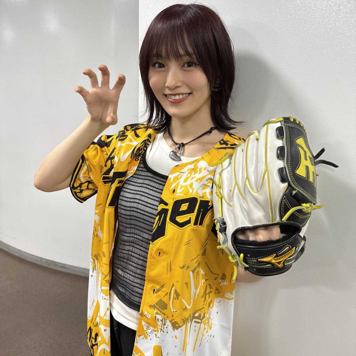 山本彩が阪神タイガースの始球式で「ノー〇ンでした」と告白し、ファン「待ってくれ、、、」 | 話題の投稿 | スポーツブル (スポブル)