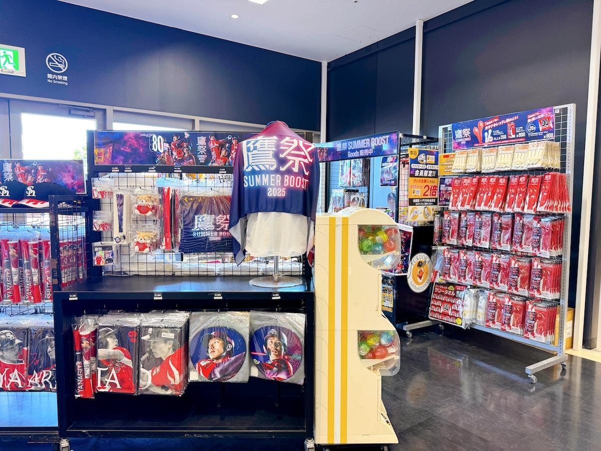 コンコースにも至るところにグッズ売り場があります　（画像：博多あや.）