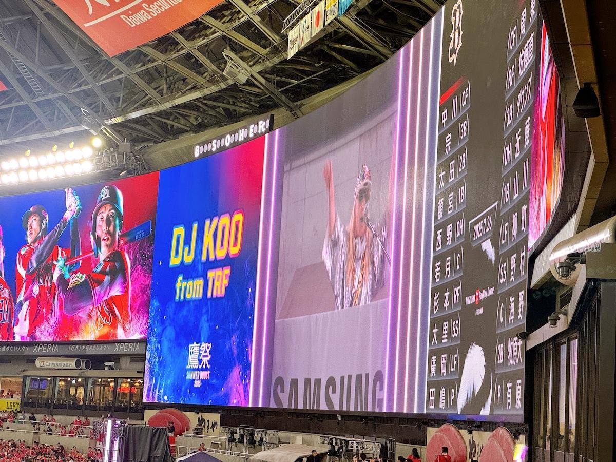 試合前に会場を盛り上げるDJ KOOさん（画像：博多あや.）