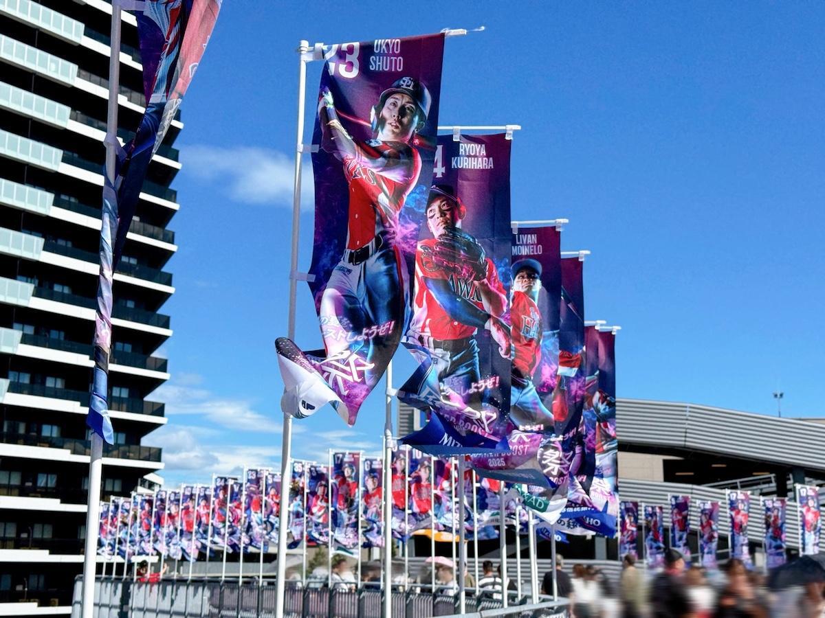 ドームまでの道のりを選手のフラッグが導く！（画像：博多あや.）