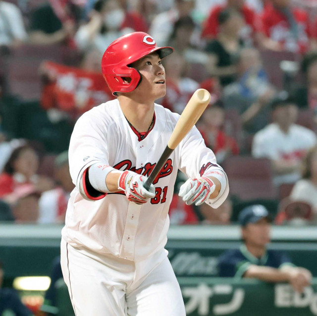 広島・坂倉  ６・７以来の反撃３号！素振り用の“水バット”効果さっそく　「独身なので僕が買います」と男気購入