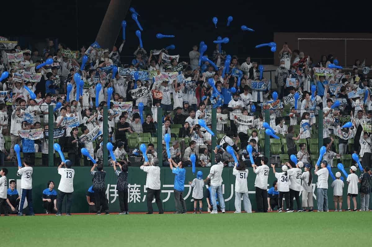 写真 ファンクラブ応援隊による応援の様子