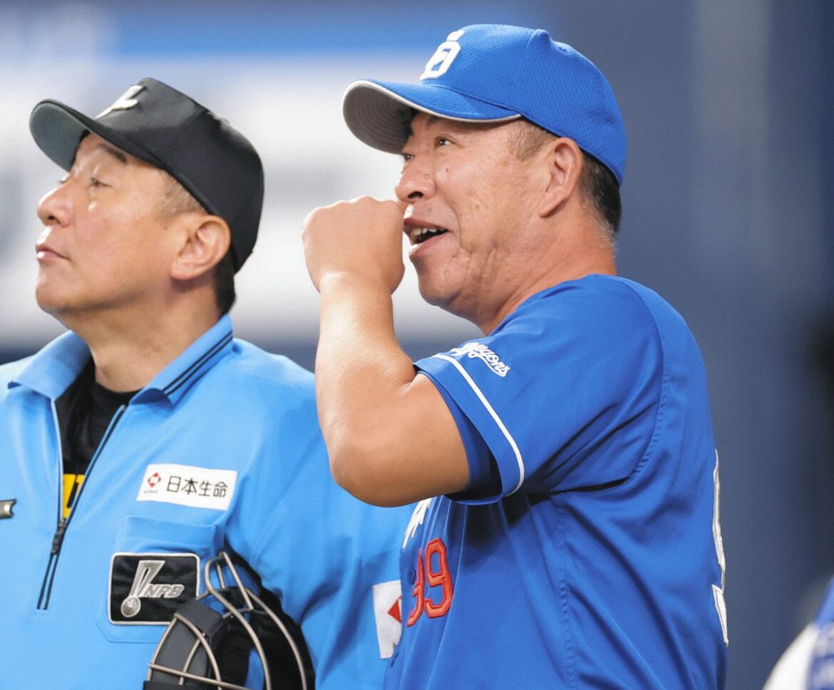 ８回表の攻撃終了後、選手交代を告げる井上監督