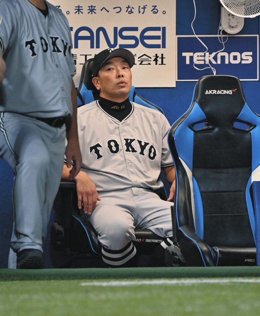 ５回裏、試合を見守る巨人・阿部監督