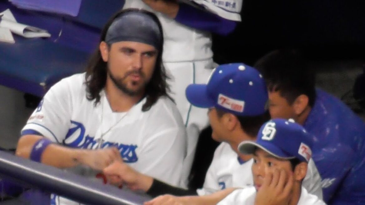 来日初HRを放ったチェイビスに板山祐太郎がライスタからのコールの応え方を教える　チェイビス上手にお辞儀をする　中日ドラゴンズVS読売ジャイアンツ　2025/07/31