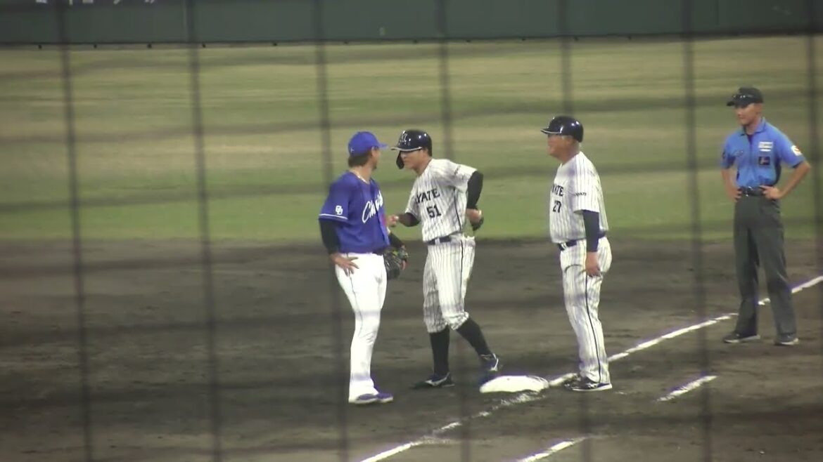 【埼玉西武ライオンズ 同僚】佐藤龍世選手と鈴木将平選手が一塁ベース上でニコニコ会話 2025/8/1 くふうハヤテベンチャーズ VS 中日ドラゴンズ 浜松球場