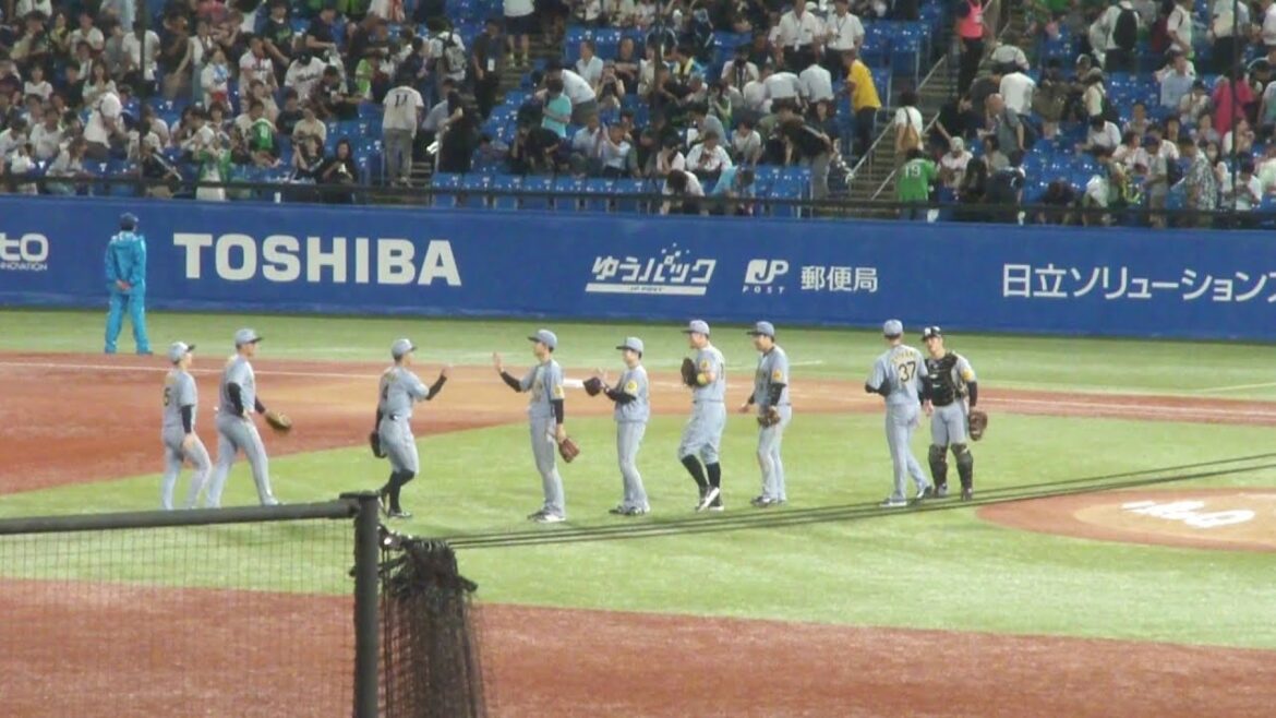 阪神タイガース 及川雅貴が村上宗隆を空振り三振に打ち取り試合終了　ヤクルト 2 - 3  阪神　2025年8月1日(金)　神宮球場