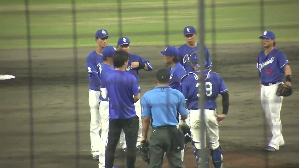 中日ドラゴンズ 松木平優太投手にアクシデントが発生して降板する際の様子 小山伸一郎コーチとトレーナーがマウンドへ 2025/8/1 浜松球場