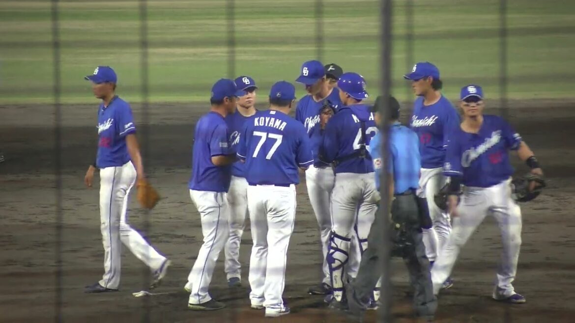 中日ドラゴンズ 小山伸一郎コーチがタイムを取ってマウンドに ウォルターズ投手はタオルで汗をぬぐう 2025/8/1 浜松球場