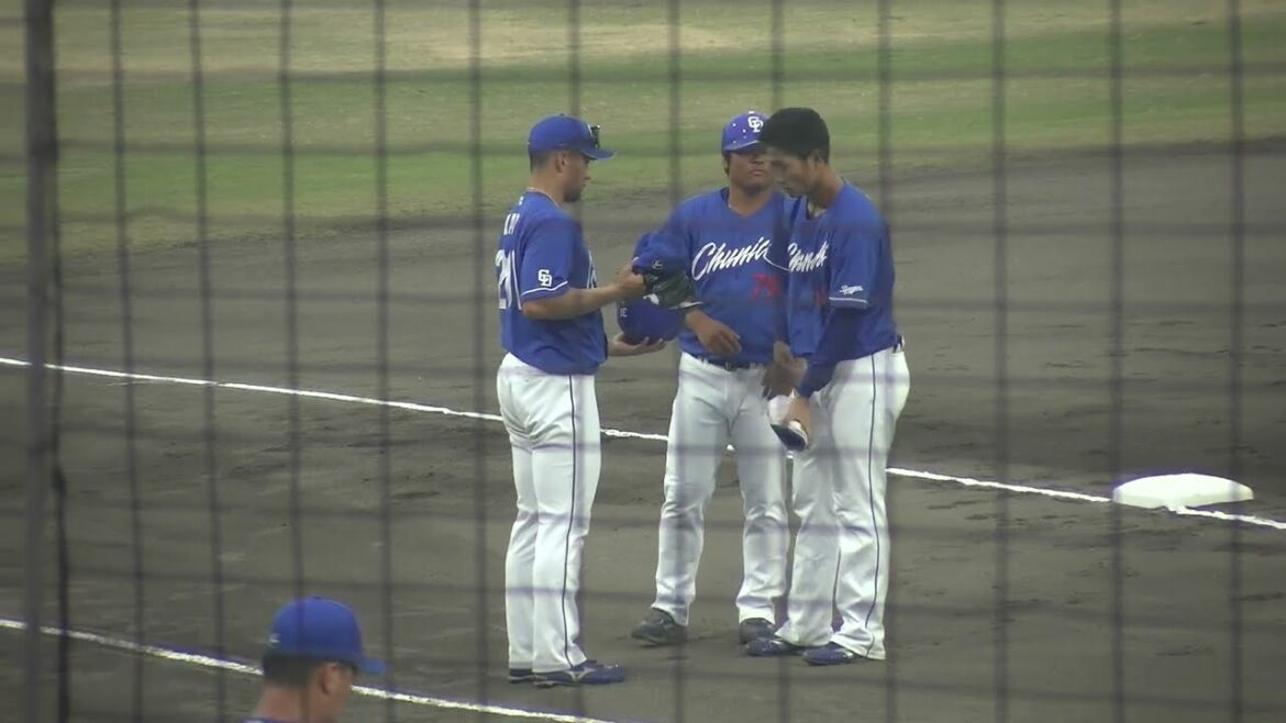 中日ドラゴンズ 森駿太選手 平田良介コーチ・加藤竜馬選手のサポートを受け打席終了後からそのまま守備位置へ 2025/8/1 浜松球場