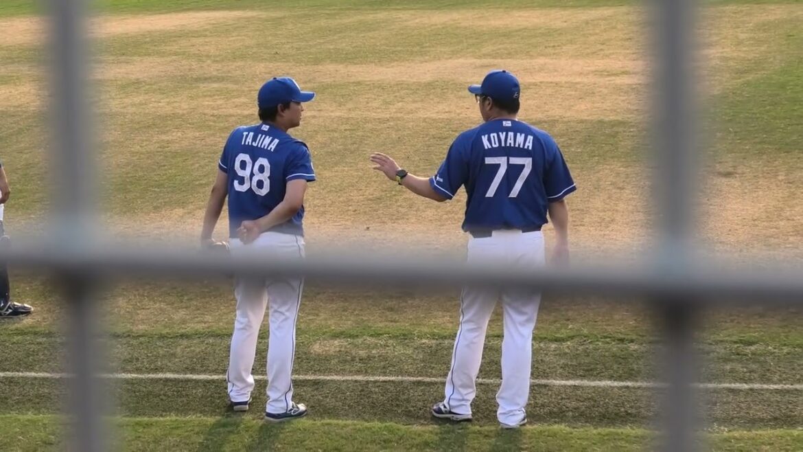 中日ドラゴンズ 小山伸一郎コーチと田島慎二コーチが話し合う様子 2025/8/1 浜松球場