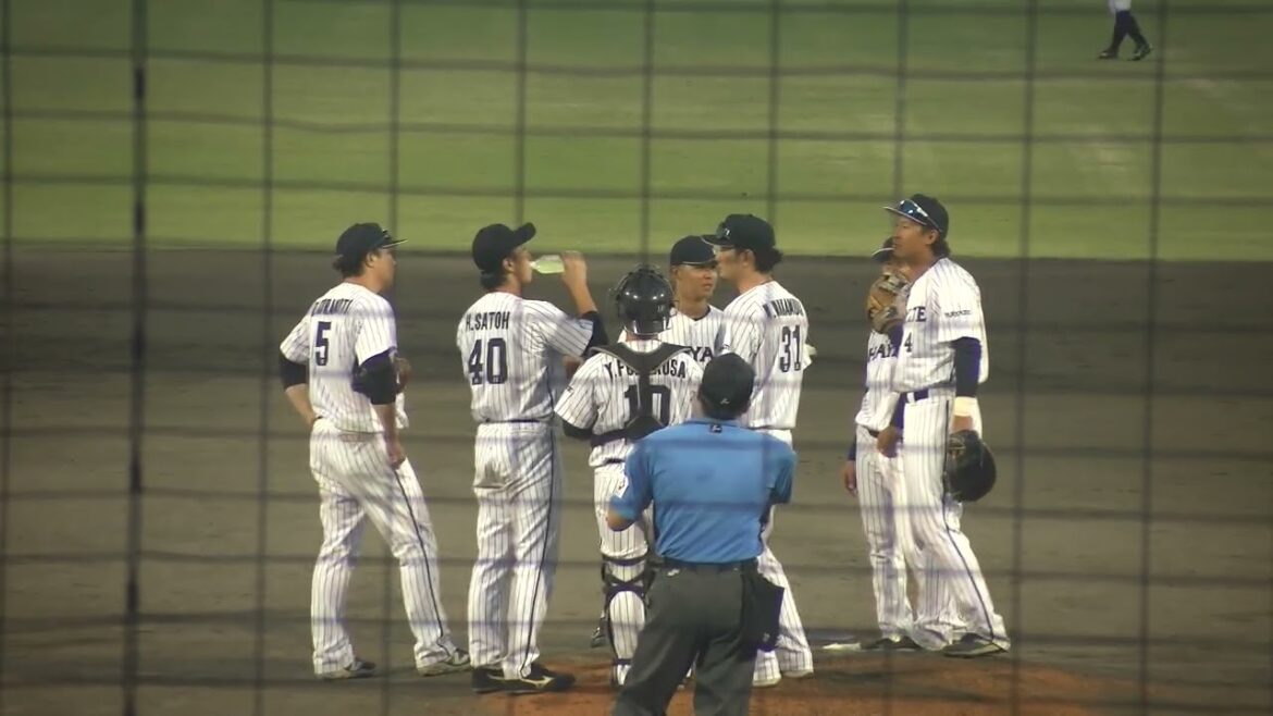 くふうハヤテベンチャーズ 中村勝投手コーチがタイムを取って佐藤宏樹投手に声を掛ける 2025/7/9 草薙球場