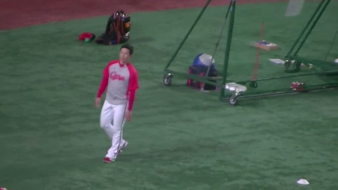 外野でトレーニング中の栗林良吏（2024年6月28日読売ジャイアンツ対 広島カープ）