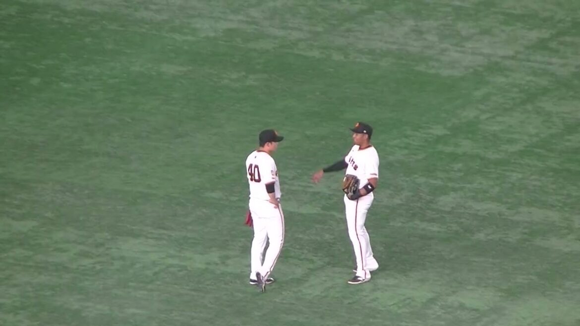 投手交代中 不慣れな外野守備についてる中山礼都にアドバイスするオコエ瑠偉（読売ジャイアンツ対 西武ライオンズ 2025年6月20日）