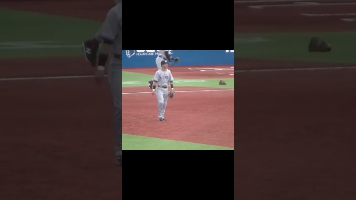 浅野翔吾になんか声かける吉川尚輝（ ヤクルトスワローズ対 読売ジャイアンツ 2024年8月27日）