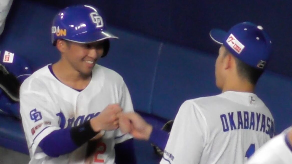 田中幹也の素晴らしい守備とヒットを讃える岡林勇希  HRの岡林勇希を讃える田中幹也　中日ドラゴンズVS読売ジャイアンツ　2025/07/29