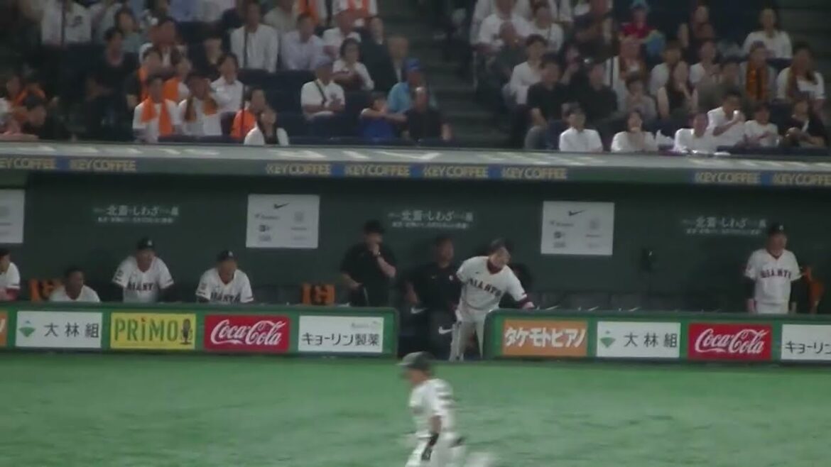 ベンチで打席を待つ丸佳浩　2025年7月4日 読売ジャイアンツ対 広島カープ