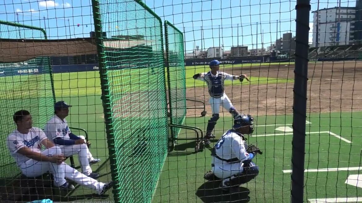 中日ドラゴンズ 伊藤茉央投手・梅野雄吾投手のブルペン投球練習 それを見ながら話す田島慎二コーチと勝野昌慶投手 2025/7/25 ナゴヤ球場