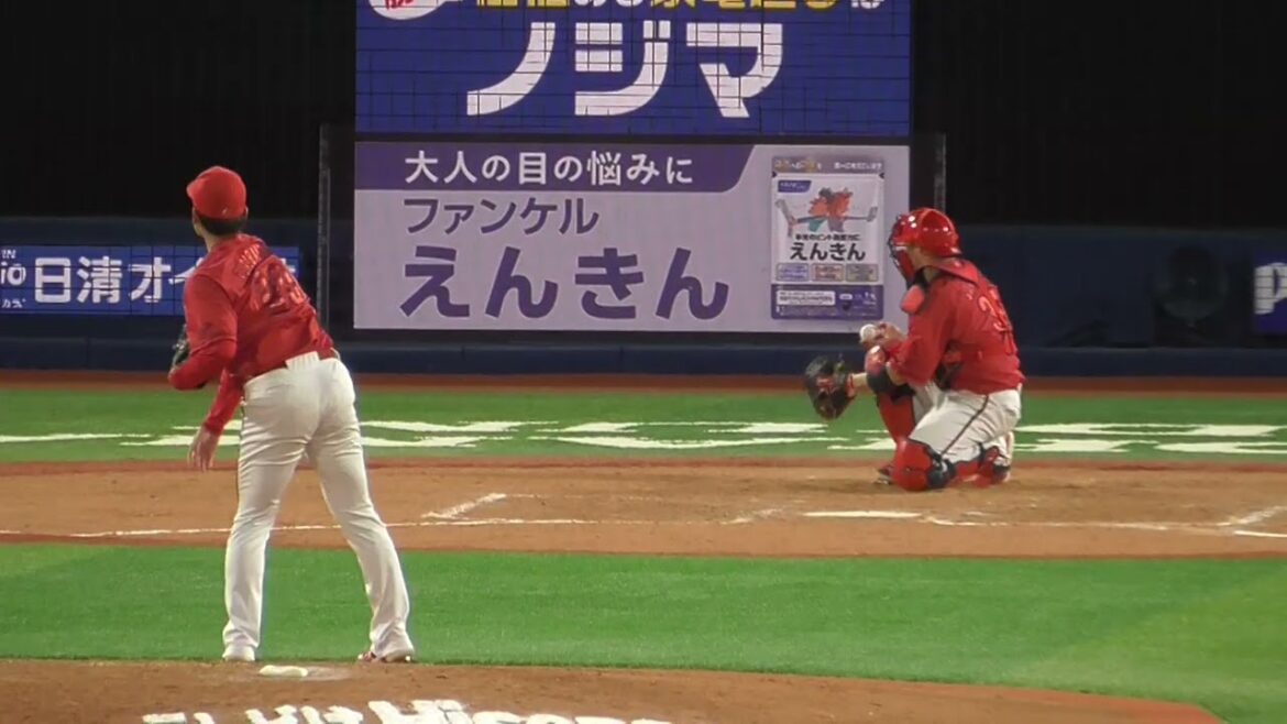 2025年8月5日 広島東洋・栗林 良吏 投手の準備投球（ボールデッド中）