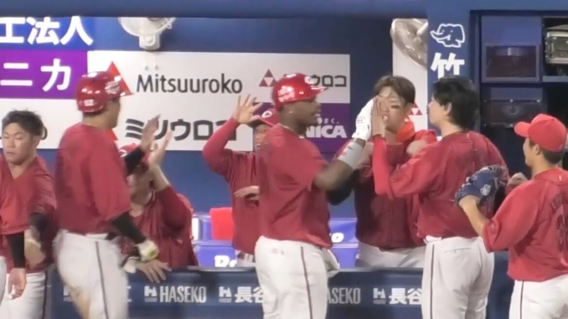 4回、モンテロが勝ち越しとなる2ランホームランを打った瞬間のカープベンチ！広島東洋カープvs横浜DeNAベイスターズ 2025年8月6日