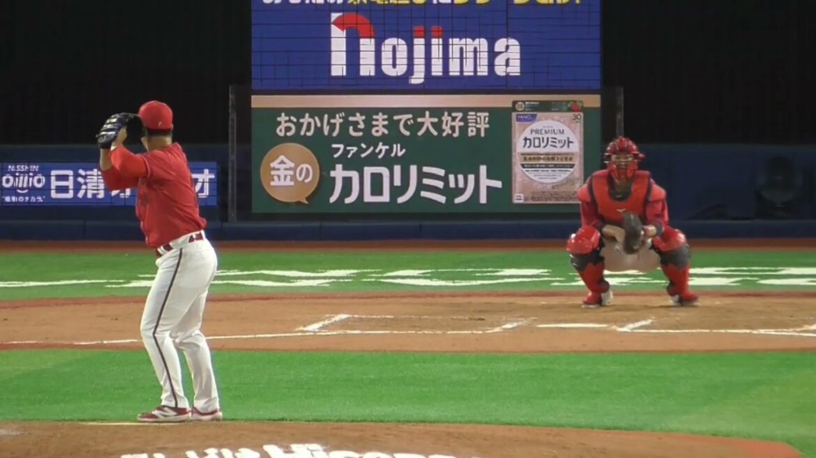 2025年8月5日 広島東洋・塹江 敦哉 投手の準備投球（ボールデッド中）