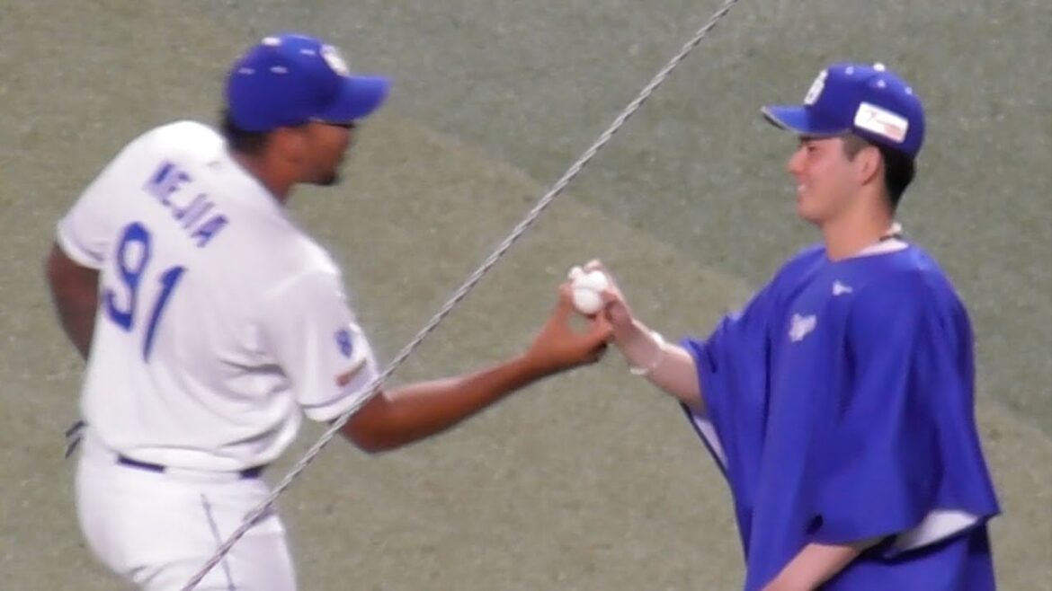 金丸夢斗　初勝利の瞬間のドラゴンズベンチ　ウィニングボールを受けとり笑顔　中日ドラゴンズVS阪神タイガース　2025/08/07