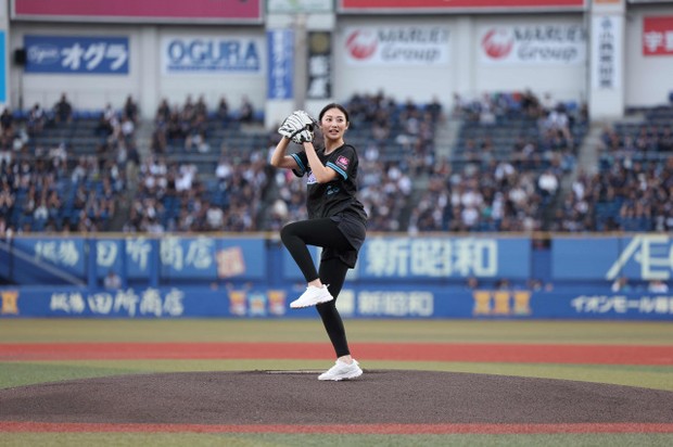 千葉ロッテマリーンズ対福岡ソフトバンクホークス戦でファーストピッチに登板した奥山かずさ　写真／球団提供