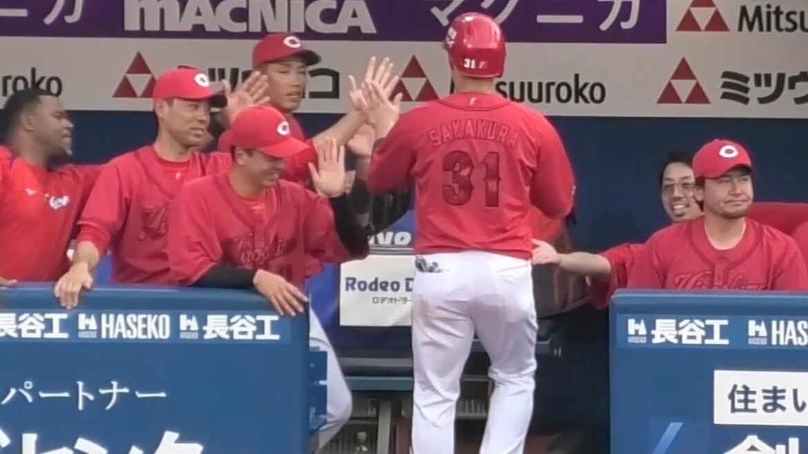 初回、坂倉将吾が先制となるタイムリーツーベースを打った瞬間のカープベンチ！広島東洋カープvs横浜DeNAベイスターズ 2025年8月6日